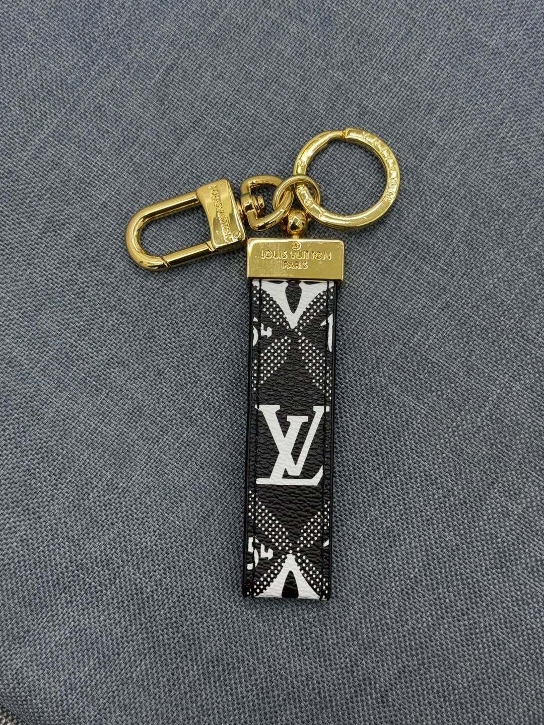 ميدالية مفاتيح LV
