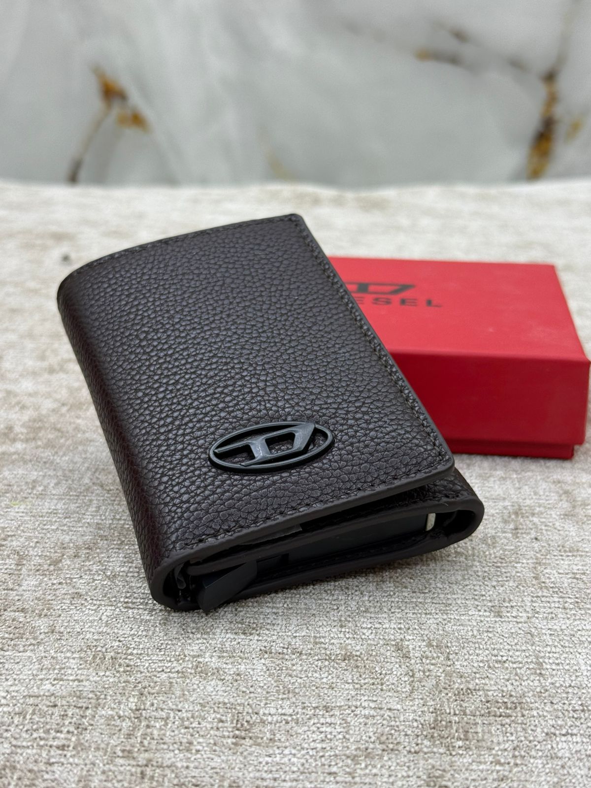 Pebbled Leather Vertical Men’s Wallet with Red Gift Box